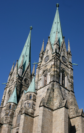 Skara domkyrka mot en blå himmel